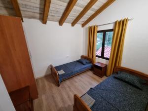 Habitación pequeña con cama y ventana en Holiday Home Cattaro en Kotor