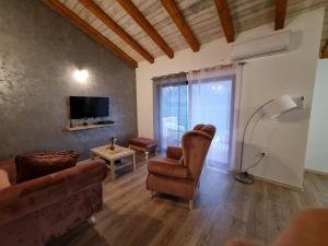 sala de estar con sofá, silla y TV en Holiday Home Cattaro en Kotor