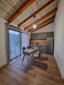 cocina y comedor con mesa y sillas en Holiday Home Cattaro en Kotor