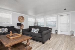 uma sala de estar com um sofá e uma mesa em Island House Beach Resort 19 em Point O'Rocks