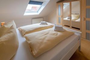 Postel nebo postele na pokoji v ubytování Ferienwohnung-Kuestenbrise