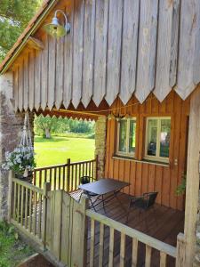 uma cabina de madeira com uma mesa num deque em GITE DE LA JANIERE em Sainte-Luce-sur-Loire