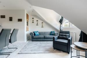un soggiorno con divano, sedie e tavolo di Luxury central apartment sleeps 7 guests with free parking and Netflix a Bournemouth