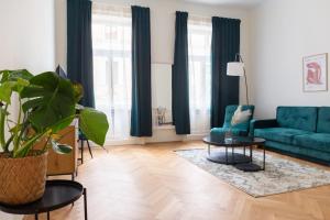 sala de estar con sofá azul y silla azul en Brand Cozy Apartment, en Viena
