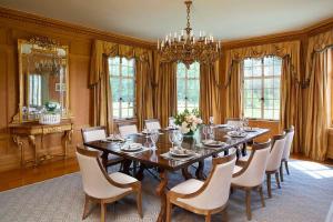 comedor con mesa, sillas y lámpara de araña en Winthrop Estate 12K SF 32 Acres, en Lenox