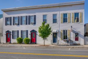 Biały dom z czerwonymi drzwiami na ulicy w obiekcie Cozy Maryland Abode - Gas Grill, Near Devils Den! w mieście Emmitsburg
