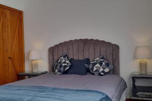 a bedroom with a large bed with two lamps on tables at Mar Doce Lar- Entre Mar e Ria in Gafanha da Nazaré