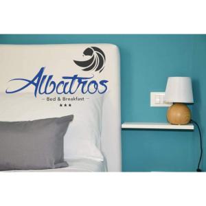znak dla aattolis B&#38;B obok łóżka w obiekcie B&B Albatros Centro Storico Palermo w mieście Palermo
