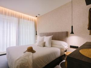 a hotel room with a bed with a hat on it at TocToc Suites Olof Palme - Viviendas Vacacionales in Las Palmas de Gran Canaria