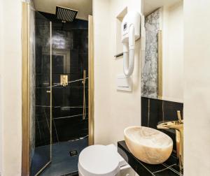 ein Bad mit einem WC und einer Dusche in der Unterkunft Rivière Private Rooms Alla Scala in Mailand