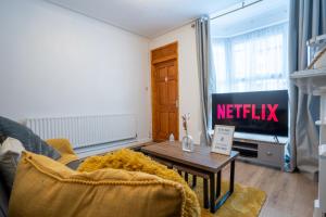 a living room with a couch and a tv at STAYZED G - Edge Of Nottingham City Centre NG7, Great Amenities & Transport Links - Ideal for Short & Long Stays in Nottingham