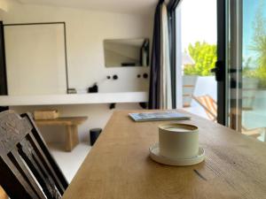een kopje koffie zittend op een houten tafel bij To Be Social House in Fethiye