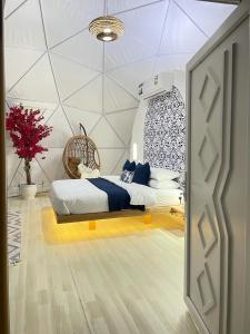 Al Wāşil的住宿－Bubbles Domes Private Cmp，一间带一张床铺的卧室,位于带天花板的房间内