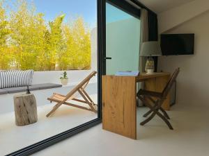 een kamer met een bureau, een stoel en een raam bij To Be Social House in Fethiye