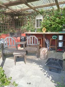 'Morris' the shepherd's hut and woodland hot tub experience外面的花园
