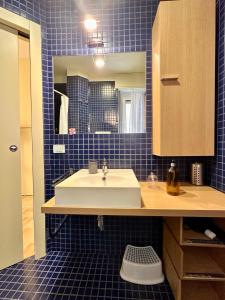 un bagno con lavandino e specchio di Hostdomus - Casa Corallo ad Alassio