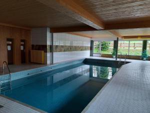 a swimming pool in a building with a swimming pool at Ferienwohnung Schöne Auszeit in Oy-Mittelberg