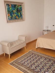 um quarto com uma cama, uma cadeira e um quadro em Lovely Suite accogliente appartamento tra Policlinico e Piazza Bologna em Roma