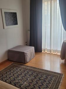 um quarto com uma cama e um tapete num piso de madeira em Lovely Suite accogliente appartamento tra Policlinico e Piazza Bologna em Roma
