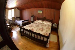 坎普阿萊格里的住宿－Hospedaria 71，卧室配有一张床