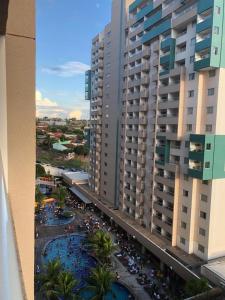 z góry widok na duży budynek z basenem w obiekcie Apartamento, Hotel Enjoy Park Resort w mieście Olímpia