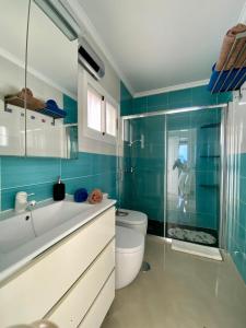 uma casa de banho com um WC e uma cabina de duche em vidro. em BUENAVISTA em Puerto del Carmen