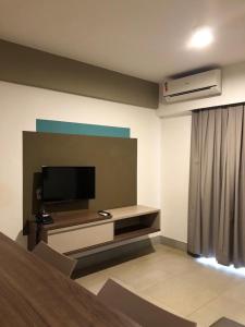 sala de estar con TV de pantalla plana en la pared en Apartamento, Hotel Enjoy Park Resort, en Olímpia
