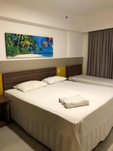 duże łóżko w pokoju z dwoma łóżkami w obiekcie Apartamento, Hotel Enjoy Park Resort w mieście Olímpia