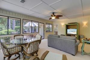 - un salon avec un canapé et une table dans l'établissement 37 Red Oak Rd, à Île de Hilton-Head