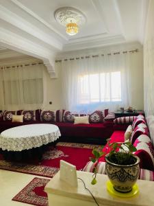 un soggiorno con divano e tavolo di Dar Malaika a Oualidia