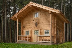 a small log cabin with a roof at Anewandterhof in Brunico
