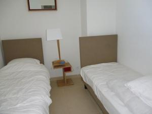 um quarto com duas camas e um candeeiro em Appartement La Baule, 3 pièces, 4 personnes - FR-1-245-113 em La Baule
