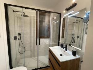 利朵蒂蒙特羅的住宿－A un passo dal mare，一间带玻璃淋浴和水槽的浴室