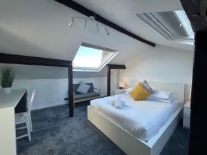 1 dormitorio con cama, escritorio y ventana en Sun Street Aparthotel en Lancaster