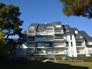 een groot wit gebouw met een zwart dak bij Appartement La Baule, 2 pièces, 4 personnes - FR-1-245-124 in La Baule