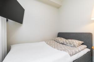 um quarto com uma cama com uma almofada em Vallikraavi Cozy Apartment em Tartu