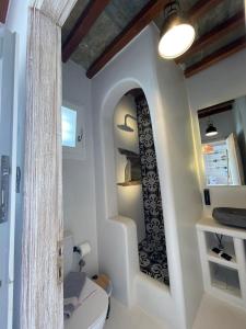 łazienka z toaletą i schodami w obiekcie Psathi w mieście Kitnos
