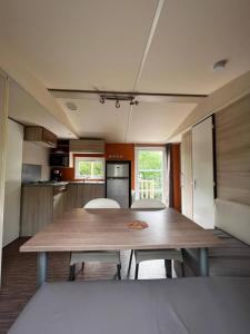 eine Küche mit einem Tisch mit Pizza drauf in der Unterkunft Mobil Home Cosi pour 6 (Camping Tohapi) in Vogelgrun