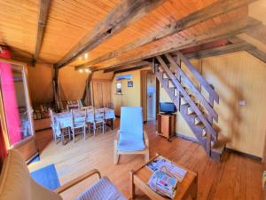 an overhead view of a living room with a table and a staircase at Chalet cosy 6 pers. à Saint-Michel-de-Chaillol - balcon sud, 3 chambres, animaux admis - FR-1-393-128 in Saint-Michel-de-Chaillol
