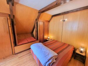 a small bedroom with a bed in a room at Chalet cosy 6 pers. à Saint-Michel-de-Chaillol - balcon sud, 3 chambres, animaux admis - FR-1-393-128 in Saint-Michel-de-Chaillol