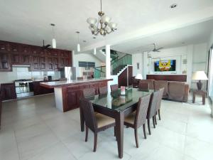 a kitchen and dining room with a table and chairs at Casa Chelem in Chelem