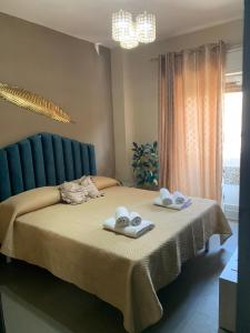 una camera da letto con un letto con asciugamani sopra di lacasettadinoel a Lampedusa