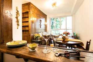 Klimt - Jacuzzi 5 Star - Luxury Design Apartment في ميلانو: مطبخ مع كأسين من النبيذ على منضدة