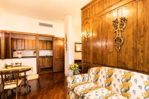 Klimt - Jacuzzi 5 Star - Luxury Design Apartment في ميلانو: غرفة معيشة مع أريكة وطاولة