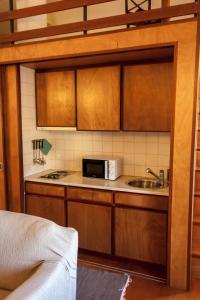 una cucina con lavello e microonde di Palácio da Quinta da Portela II a Coimbra Altre 4 foto