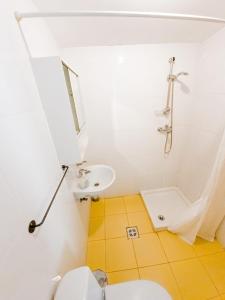 biała łazienka z umywalką i toaletą w obiekcie OZ Vama Veche w mieście Vama Veche