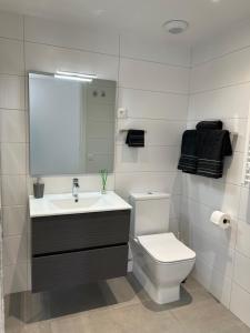 y baño con aseo, lavabo y espejo. en Habitación confortable para parejas (1) en Barcelona