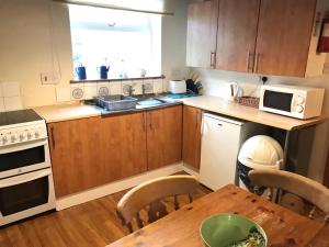 Кухня или кухненски бокс в Characteristic 6-Bed Cottage on Exmoor