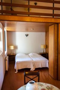 1 dormitorio con 1 cama con 2 mesas y 2 lámparas en Palácio da Quinta da Portela IV, en Coímbra