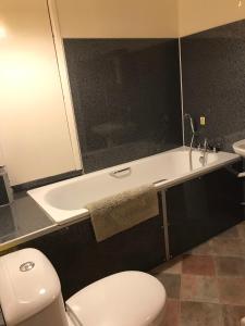 un bagno con un water, una vasca e un lavandino di Cottage on Exmoor - Sleeps 8 & Parking a Minehead